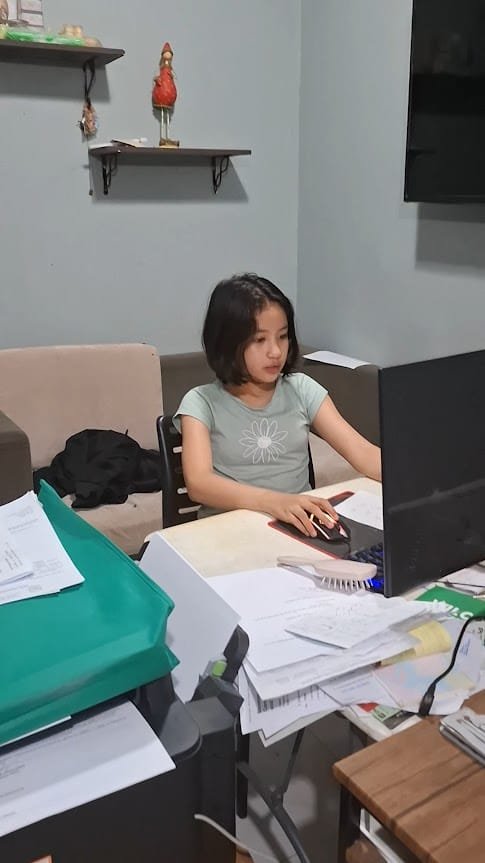 Jashel Kaye using a laptop.