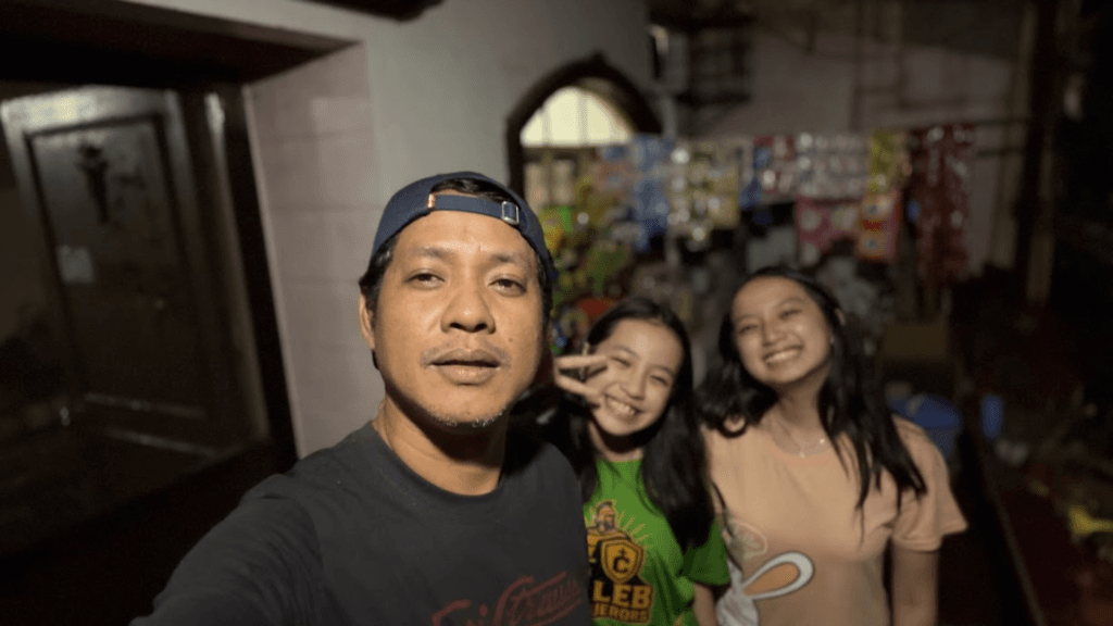Papa Lenslo taking a family selfie with Chloe, also called Ate Lottie, and her younger sister Jashel Kaye during a happy moment at home.